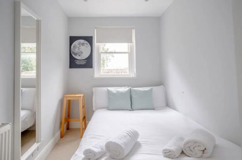 Photo 11 - Airy 2 Bedroom Apartment Next to Clapham Common