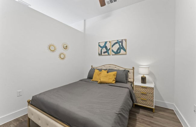 Serene West Downtown Studio w Washer Dryer - Foto 13