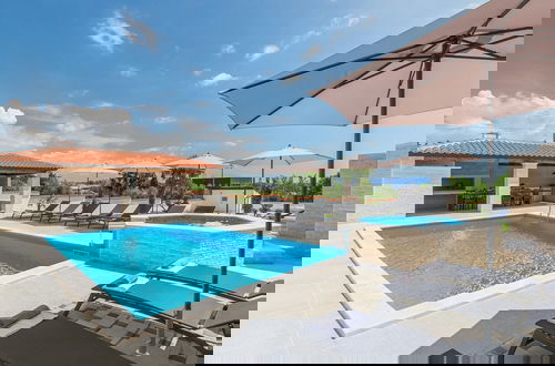 Foto 32 - Aesthetic Villa With Private Pool