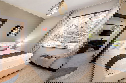 Photo 12 - Tradewinds Apartment Hotel