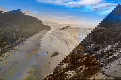 Foto 40 - Pacific Breeze Ocean Views Steps to Cannon Beach Airy Coastal Retreat