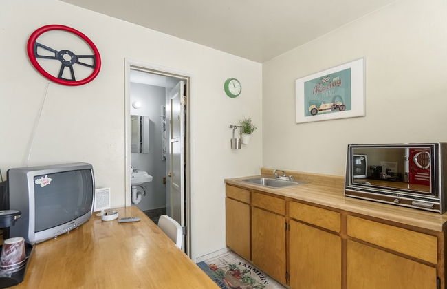 The New Star Motel with Studio-Kitchens: 1950s Extended-Stay Lodging and Retreat Center - Foto 42