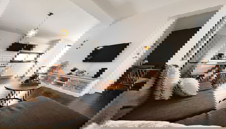 Foto 1 - Vibrant Apartment With Great Views