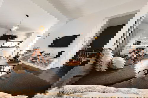 Foto 1 - Vibrant Apartment With Great Views