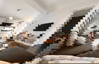 Foto 1 - Vibrant Apartment With Great Views