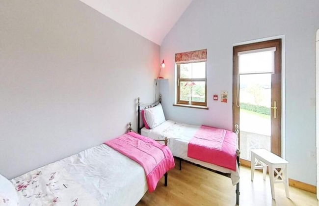 Twin Room Ensuite Near Hillsborough Palaces - Photo 6
