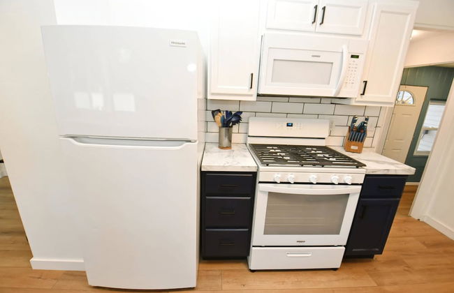 Modern 5 Bedroom Home Sleeps up to 12 15 min Walk to ND 2329 - Photo 6
