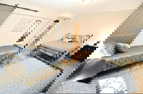 Photo 33 - Modern 5 Bedroom Home Sleeps up to 12 15 min Walk to ND 2329