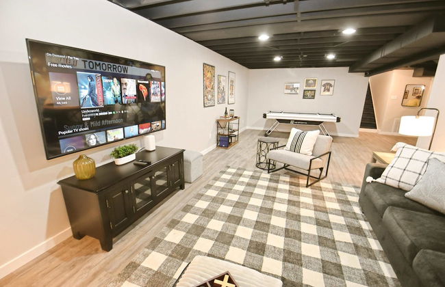 Modern 5 Bedroom Home Sleeps up to 12 15 min Walk to ND 2329 - Photo 23