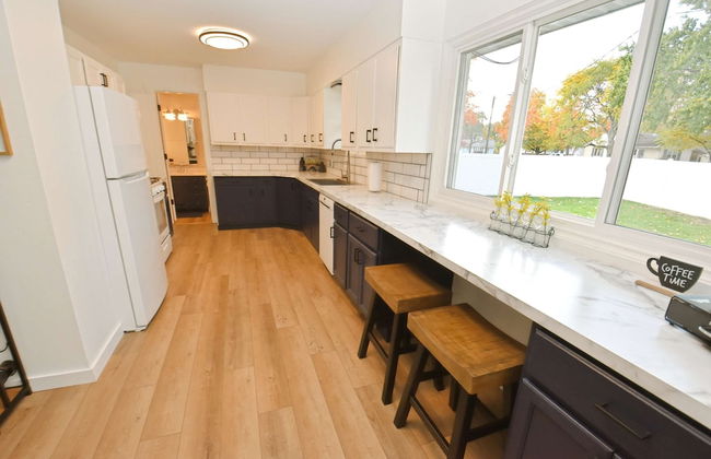 Modern 5 Bedroom Home Sleeps up to 12 15 min Walk to ND 2329 - Photo 5