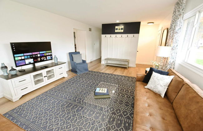 Modern 5 Bedroom Home Sleeps up to 12 15 min Walk to ND 2329 - Photo 3