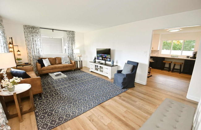 Modern 5 Bedroom Home Sleeps up to 12 15 min Walk to ND 2329 - Photo 2