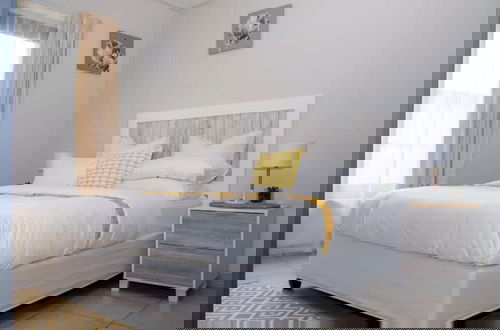 Photo 2 - Contemporary Spacious & Comfortable Apartment