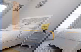 Photo 2 - Contemporary Spacious & Comfortable Apartment