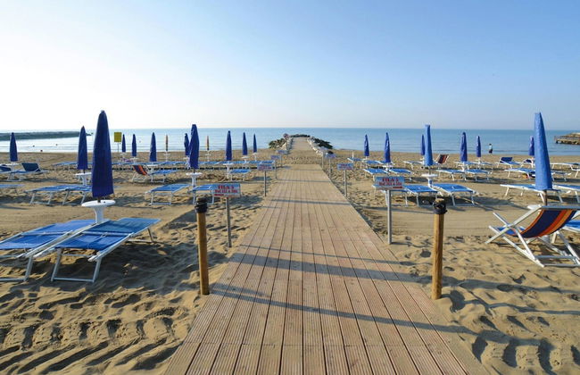 Bungalow in Caorle With Garden Furniture - Foto 21