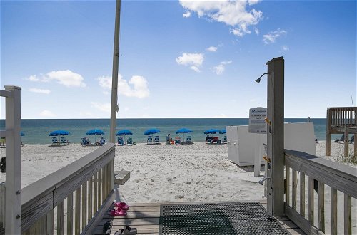 Foto 32 - Beachfront Condo With Sunroom Outdoor Pool