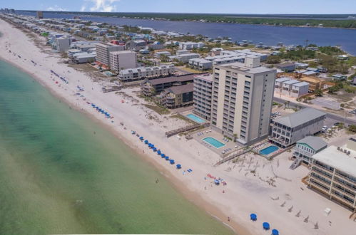 Foto 42 - Beachfront Condo With Sunroom Outdoor Pool