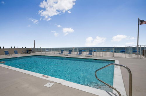 Foto 30 - Beachfront Condo With Sunroom Outdoor Pool