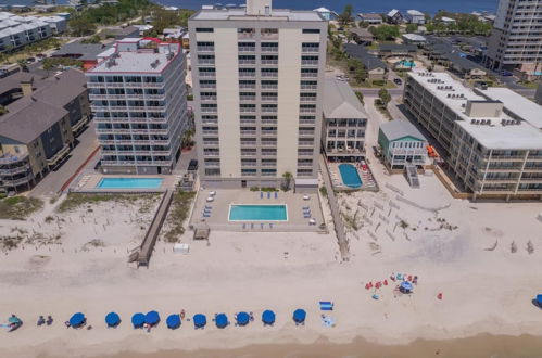 Foto 3 - Beachfront Condo With Sunroom Outdoor Pool