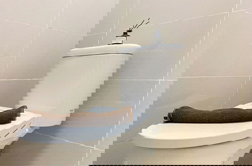 Foto 9 - Minimalist And Compact Studio (No Kitchen) At Apartment B Residence