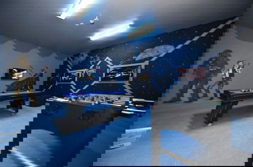 Foto 1 - Star Wars Themed Game Room & More-watersong394oc 6 Bedroom Home by RedAwning
