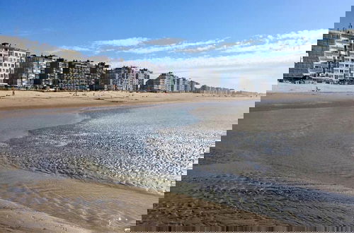 Foto 40 - Apartment on Zeedijk With Stunning Sea View