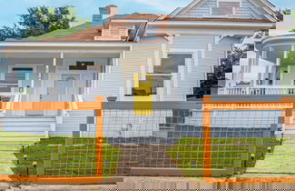Foto 2 - Trendy Historical Home Near Downtown Attractions