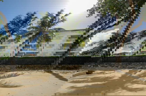 Foto 22 - Beachfront luxury modern 2-bed apt with pool by BSL Rentals