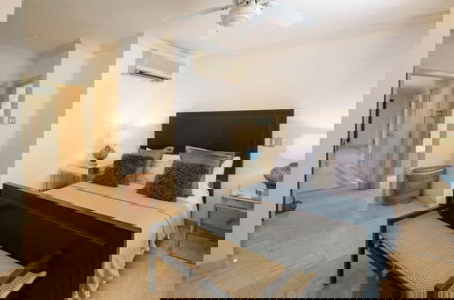 Foto 3 - Beachfront luxury modern 2-bed apt with pool by BSL Rentals
