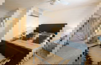 Foto 3 - Beachfront luxury modern 2-bed apt with pool by BSL Rentals