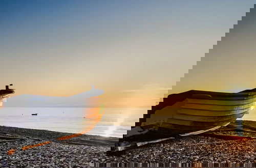 Foto 48 - The Sea House - Ultimate Seafront Living Sunsets