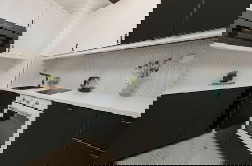 Photo 12 - Modern Studio With Balcony by Renters