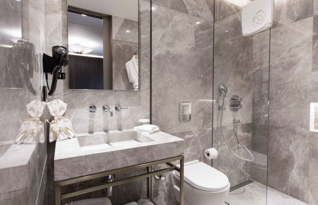 Noble22 Suites - Photo 29