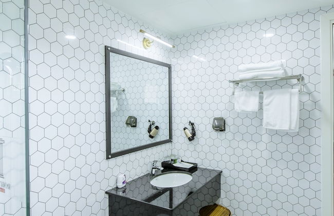 ROBIN HOTEL - Photo 51