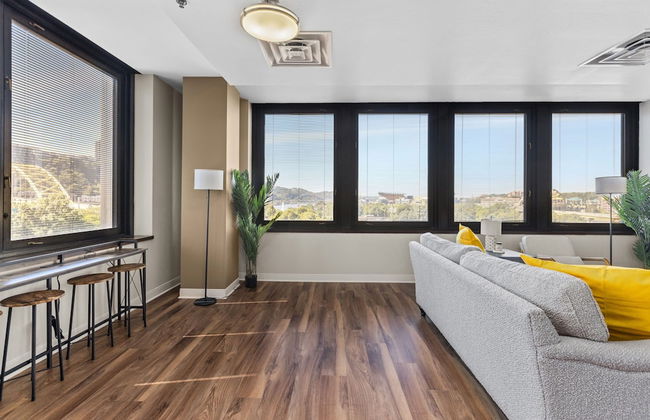 Sleek 2BR Downtown Retreat with Gym - Foto 24