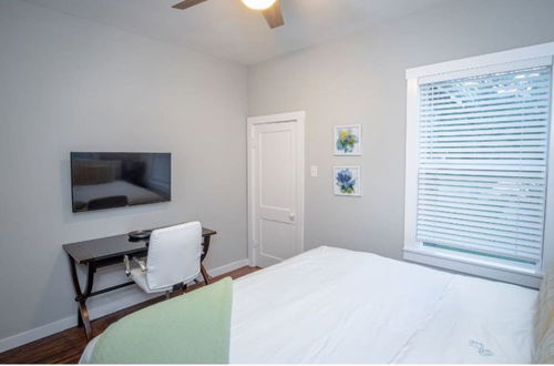 Photo 2 - Remodeled Modern 1br/1ba Apt #1 Near Downtown