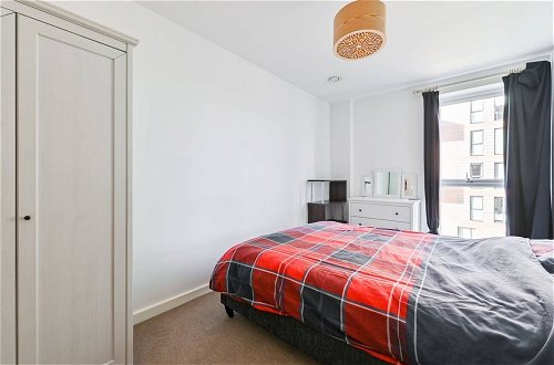 Photo 6 - 2-bed Apartment Only 15 Mins From Central London