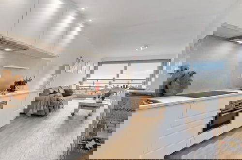 Foto 3 - Apartment With Frontal sea View in Knokke