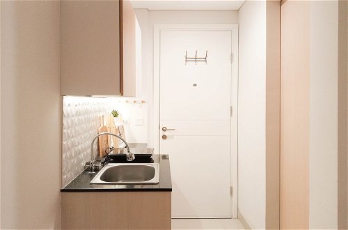 Photo 4 - Elegant And Cozy Studio Barsa City Apartment