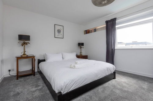 Photo 7 - Spacious & Cosy 2 bed Flat With Terrace & Parking