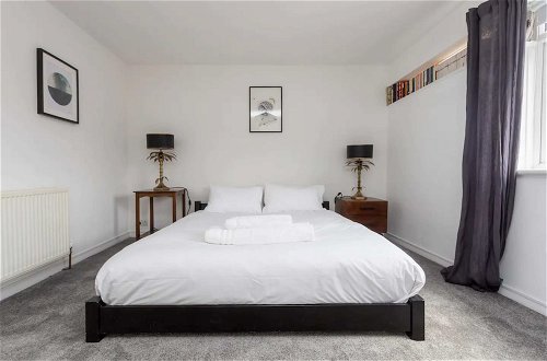 Photo 6 - Spacious & Cosy 2 bed Flat With Terrace & Parking