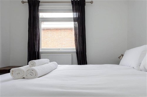 Photo 3 - Spacious & Cosy 2 bed Flat With Terrace & Parking