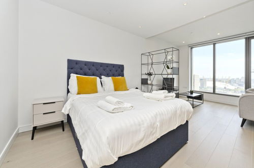 Photo 5 - Luxury Waterfront Studio in Canary Wharf by Underthedoormat