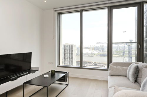 Photo 16 - Luxury Waterfront Studio in Canary Wharf by Underthedoormat