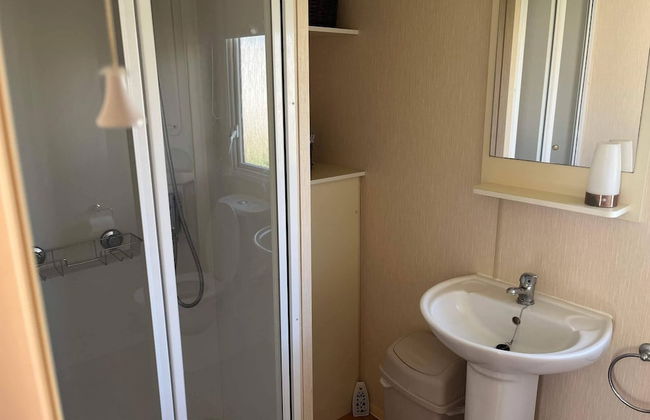 Pets go Free Family 3 Bed Caravan With Decking - Photo 7