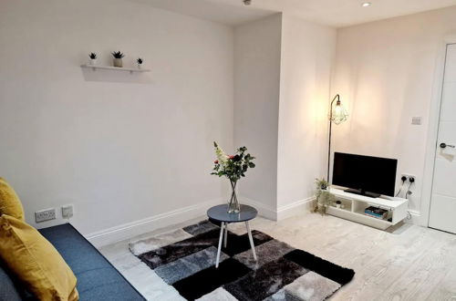 Photo 19 - Modern Apartment in Uxbridge