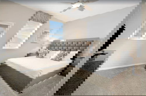 Foto 7 - Beautiful Pool Villa With Spa And Game Room 7 Bedroom Home by RedAwning