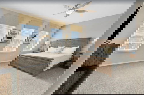 Foto 9 - Beautiful Pool Villa With Spa And Game Room 7 Bedroom Home by RedAwning