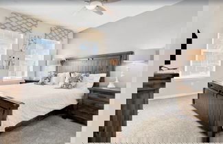 Foto 3 - Beautiful Pool Villa With Spa And Game Room 7 Bedroom Home by RedAwning