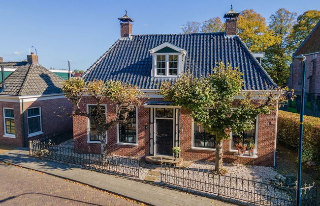 Characteristic House With Wellness in Augustinusga - Foto 1